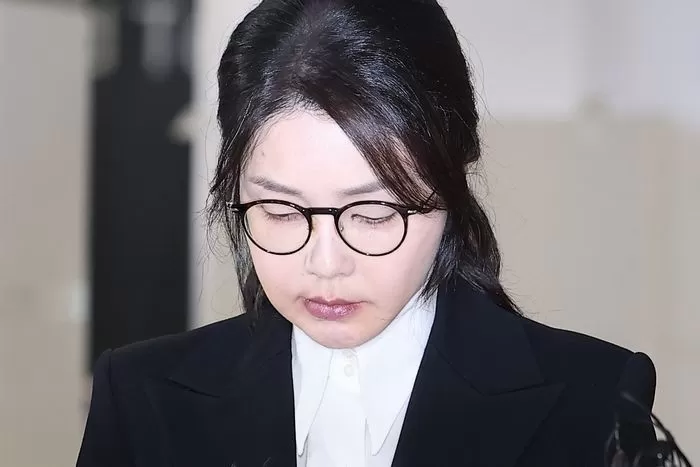 윤석열 전 대통령의 부인 김건희 여사가 6일 서울 종로구 KT광화문빌딩에 마련된 김건희 특검팀(특별검사 민중기) 사무실에서 조사를 마친 후 귀가하고 있다. 2025.8.6 / 뉴스1