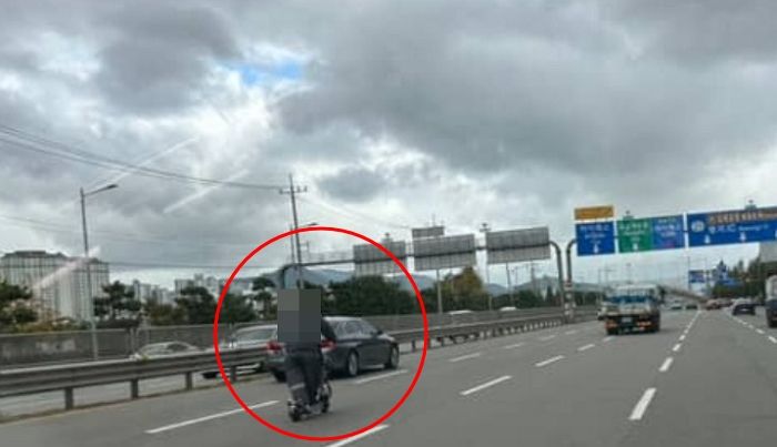 6차선 도로서 한가운데서 ‘아찔한 질주’ 중인 전동 킥보드... 2→3차선으로 ‘차선변경’까지