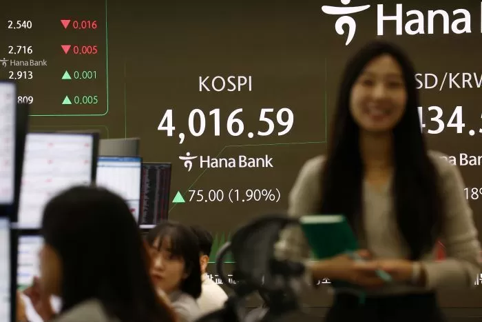 코스피지수가 장중 4000포인트를 돌파한 27일 오전 서울 중구 하나은행 본점 딜링룸 전광판에 코스피지수가 표시되고 있다. 2025.10.27/뉴스1