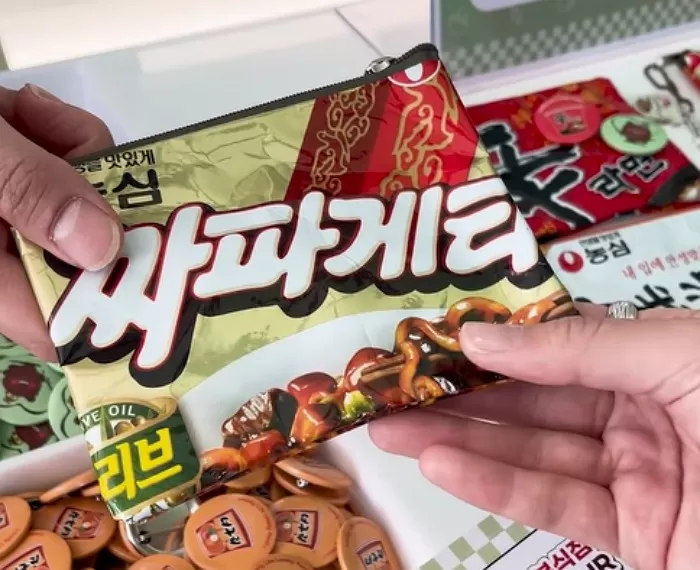 “라면 봉지 들고 다니는 줄”... 뜻밖의 귀여움에 ‘공식 굿즈’ 내달라 난리난 농심 지갑