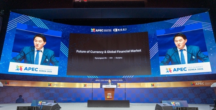 [사진자료 2] 두나무 오경석 대표가 29일 경주예술의전당 화랑홀에서 열린 ‘APEC CEO 서밋 코리아 2025’에서 ‘통화와 글로벌 금융시장의 미래’를 주제로 기조연설을 하고 있다..jpg