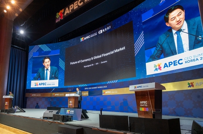 [사진자료 3] 두나무 오경석 대표가 29일 경주예술의전당 화랑홀에서 열린 ‘APEC CEO 서밋 코리아 2025’에서 ‘통화와 글로벌 금융시장의 미래’를 주제로 기조연설을 하고 있다..jpg