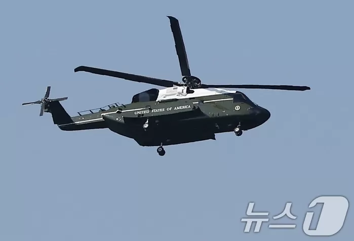 본문 이미지 - 아시아태평양경제협력체(APEC) 정상회의에 참석하는 도널드 트럼프 미국 대통령이 탑승한 것으로 추정되는 헬기 마린원이 29일 오전 경주의 한 헬...
