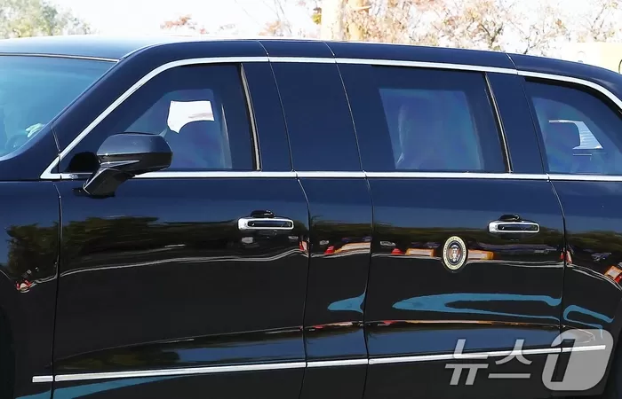 (경주=뉴스1) 김민지 기자 = 아시아태평양경제협력체(APEC) 정상회의에 참석하는 도널드 트럼프 미국 대통령이 29일 오전 경주의 한 헬기 착륙장에 도착한 뒤 전용 리무진인...