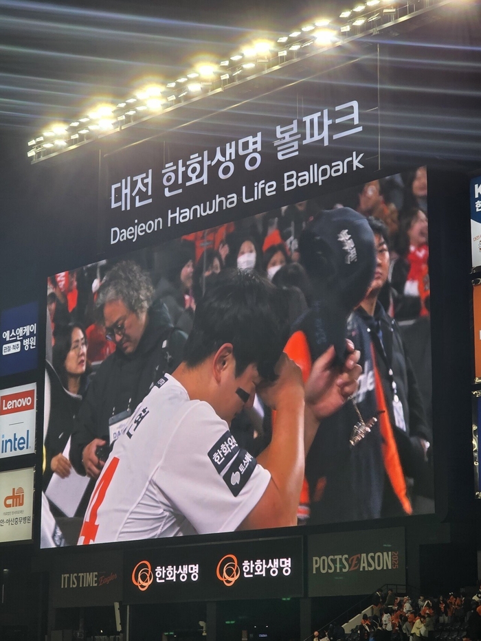 8회 흔들리고 9회 버텨낸 김서현... 한화의 ‘KS 첫 승’ 뒤 끝내 눈물 쏟았다