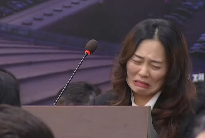 무안공항 참사 유족, 국회의원들 앞에서 무릎 꿇었다... 눈물 쏟은 이유는