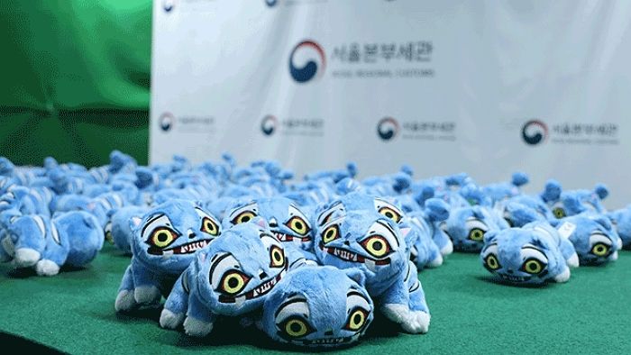 “외국인은 진짜인 줄 알아”... ‘케데헌’ 짝퉁 굿즈, 명동·경주서 무분별 판매 논란