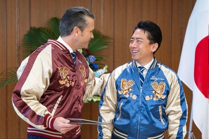 “우리는 금관줬는데”... 일본, 미국 국방부 장관에 ‘자수점퍼’ 선물