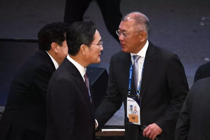 origin_APECCEO서밋참석한이재용과정의선.jpg