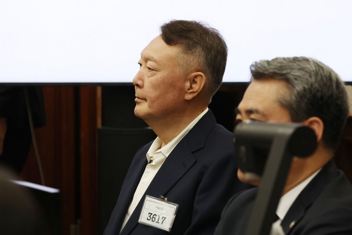 尹, 4개월 만에 내란재판 출석… 남색 양복 차림으로 곽종근 대면