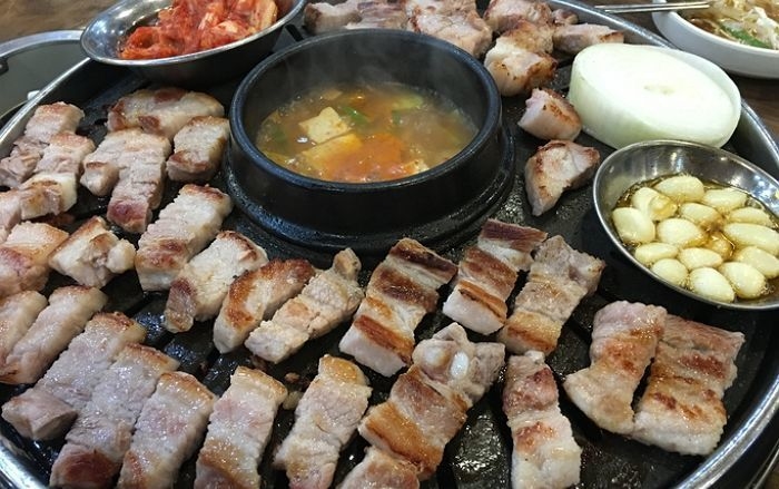 냉삼 2인분 나눠먹고 “배부르지?” 압박하는 ‘7살 연상’ 남친… 현타 온 여성의 하소연