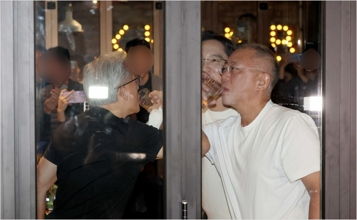 깐부치킨서 만난 젠슨황ㆍ이재용ㆍ정의선, ‘트리플 러브샷’... 쏘맥 원샷하며 ‘AI 도원결의’