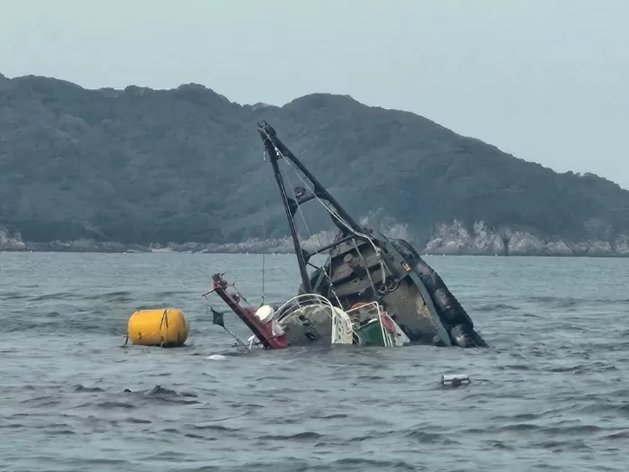 침몰된 사고선박 모습. 태안해경 제공