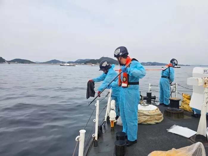 방제 작업 중인 태안해경. 해경 제공