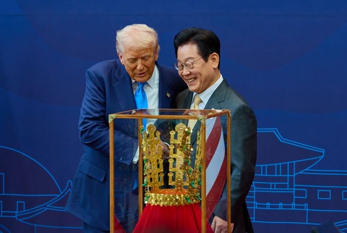 영국 바디랭귀지 전문가 “트럼프, 한국이 준 ‘신라 금관’에 흥분... 황홀경 빠져” (영상)
