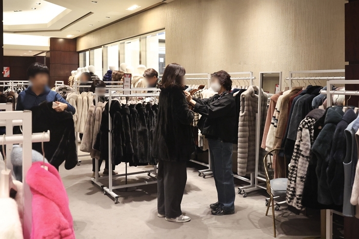 신세계백화점 본점 1층 모피 이벤트 매장 사진 1.jpg