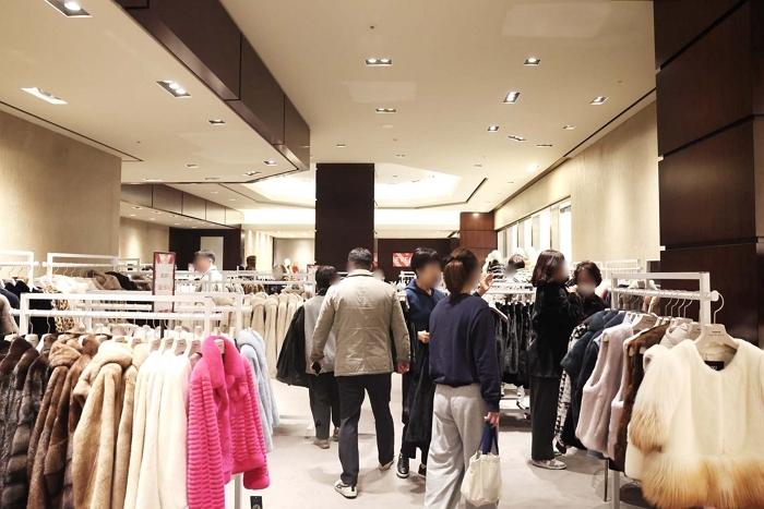 신세계백화점 본점 1층 모피 이벤트 매장 사진 2.jpg