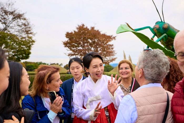 한복 홍보대사 된 김혜경 여사... 경주 찾은 관광객들과 ‘찰칵’