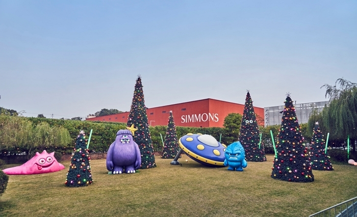 [사진자료] 시몬스 침대, 시몬스 테라스에 크리스마스 트리 및 일루미네이션 선봬…올해는 몬스터 캐릭터로 특별함 더해 (2).jpg
