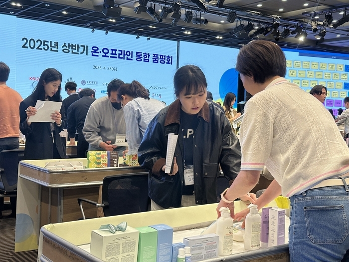 [사진2-Sub] 국내 중소기업 판로를 지원하기 위해 중소기업중앙회의 협업해 진행한 '2025 온ㆍ오프라인 품평회'.jpg