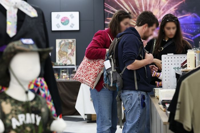K문화 열풍에 되찾은 한국 관광 시장... 외국인 관광객 누적 1408만 명 돌파