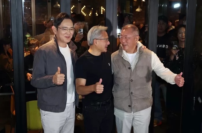 이재용(왼쪽부터) 삼성전자 회장, 젠슨 황 엔비디아 최고경영자(CEO), 정의선 현대차그룹 회장이 30일 서울 강남구 삼성동의 한 치킨집에서 회동을 마친 뒤 기념촬영을 하고 있다 / 뉴스1(공동취재)