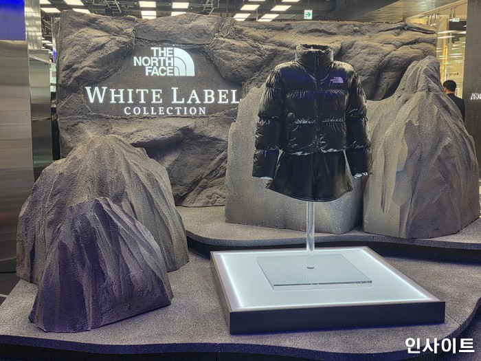 노스페이스 화이트라벨 눕시 팝업스토어 입구에 전시된 엘라 눕시 다운 재킷 / 사진=인사이트