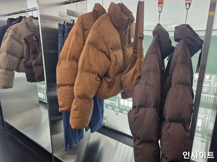 노스페이스 화이트라벨 스웨이드 눕시 다운 재킷 / 사진=인사이트