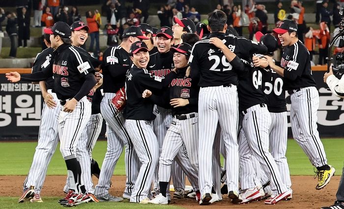 LG 트윈스, 2025 한국시리즈 우승... 한화 꺾고 2년 만에 왕좌 복귀