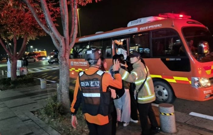 중학생 태우고 고속도로 달리던 '체험학습 버스'서 연기·불티 발생... 23명 병원 이송