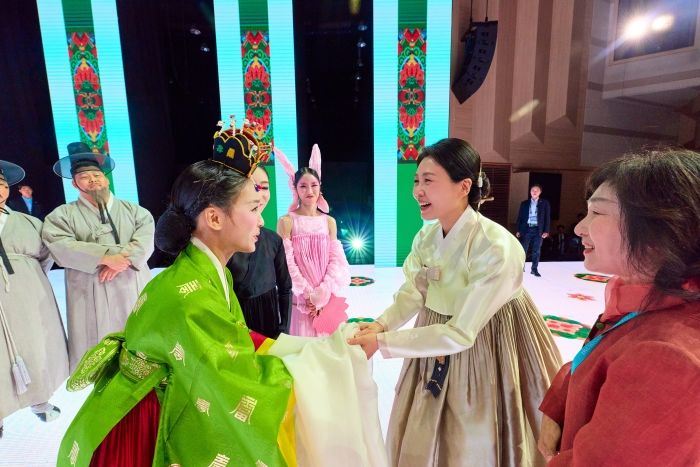 ‘엄마 미소’ 장착하고 APEC 자원봉사자 격려한 김혜경 여사... “따뜻한 정 보여줘 감사”