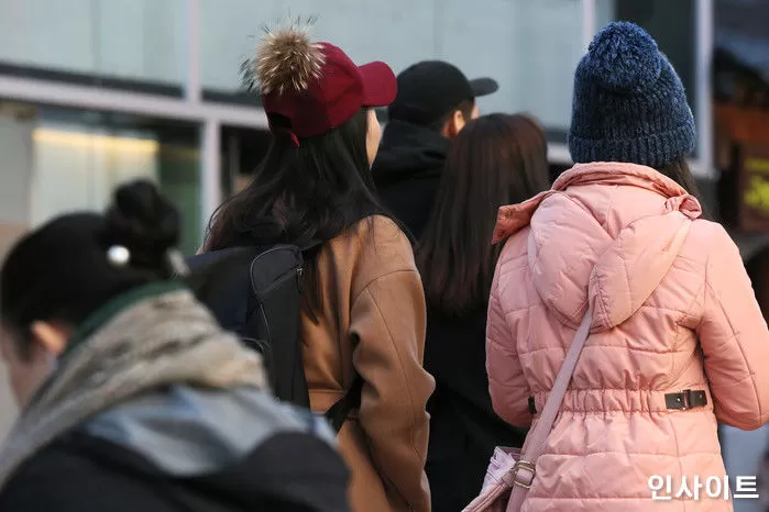 “오늘 외출하시나요? 어제하고 다른 날씨, 확인 안 하면 피봅니다”