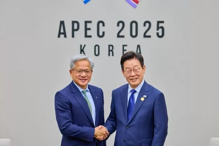 이재명 대통령과 젠슨 황 엔비디아 최고경영자(CEO)가 31일 경북 경주화백컨벤션센터(HICO)에서 면담 하기 전 악수하고 있다. 2025.10.31 / 뉴스1(대통령실 제공)