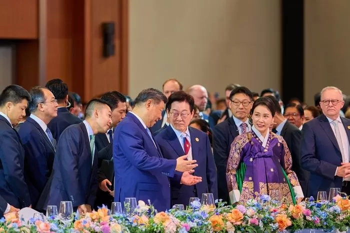 이재명 대통령과 시진핑 중국 국가주석이 지난 31일 경북 경주시 라한셀렉트호텔에서 열린 2025 아시아태평양경제협력체(APEC) 정상회의 만찬에서 대화를 하고 있다. 2025.11.1 / 뉴스1(대통령실 제공)