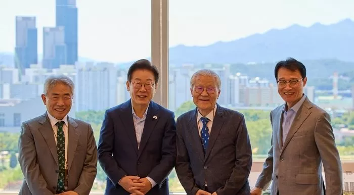 이재명 대통령이 11일 서울 용산 대통령실 청사에서 열린 언론인 오찬 회동에서 참석자들과 함께 기념촬영을 하고 있다. 왼쪽부터 정규재 전 한국경제신문 주필, 이 대통령, 조갑제 전 월간조선 편집장, 이규연 홍보소통수석. / 대통령실 제공