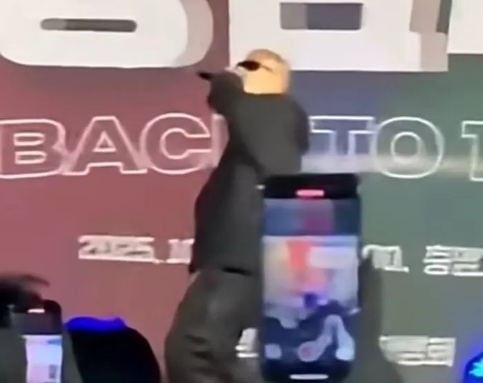 래퍼 정상수가 충암고 축제 무대에서 윤 어게인을 외치는 모습. /유튜브