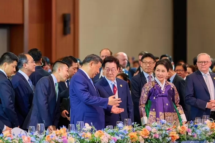 이재명 대통령과 시진핑 중국 국가주석이 지난 31일 경북 경주시 라한셀렉트호텔에서 열린 2025 아시아태평양경제협력체(APEC) 정상회의 만찬에서 대화를 하고 있다. / 뉴스1