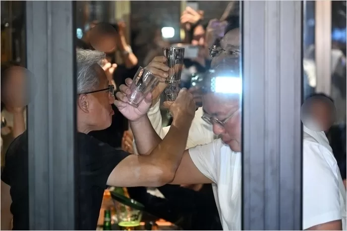 젠슨 황(왼쪽부터) 엔비디아 최고경영자(CEO), 이재용 삼성전자 회장, 정의선 현대차그룹 회장이 30일 서울 강남구 삼성동의 한 치킨집에서 회동을 갖고 러브샷을 하고 있다 / 뉴스1(공동취재)