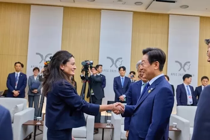 이재명 대통령이 31일 경북 경주화백컨벤션센터(HICO)에서 젠슨 황 엔비디아(NVIDIA) 대표와 접견에서 젠슨 황의 딸 메디슨 황과 악수하고 있다. 대통령실 제공