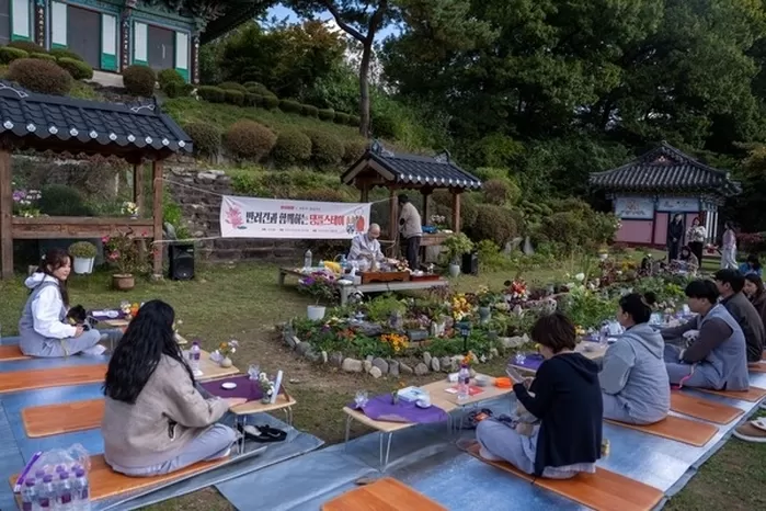 “우리집 댕댕이와 절에서 힐링”... 사찰복 입고 즐기는 ‘댕플스테이’