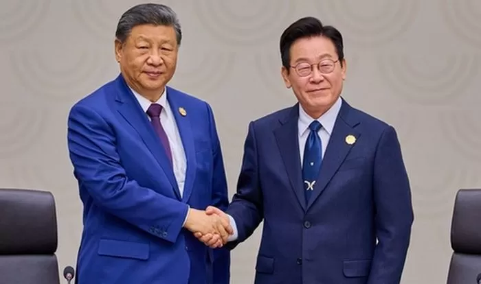 이재명 대통령과 시진핑 중국 국가주석이 1일 경북 경주시 화백컨벤션센터(HICO)에서 열린 2025 아시아태평양경제협력체(APEC) 정상회의 제2세션에서 악수를 하고 있다. 2025.11.1 / 뉴스1(대통령실 제공)