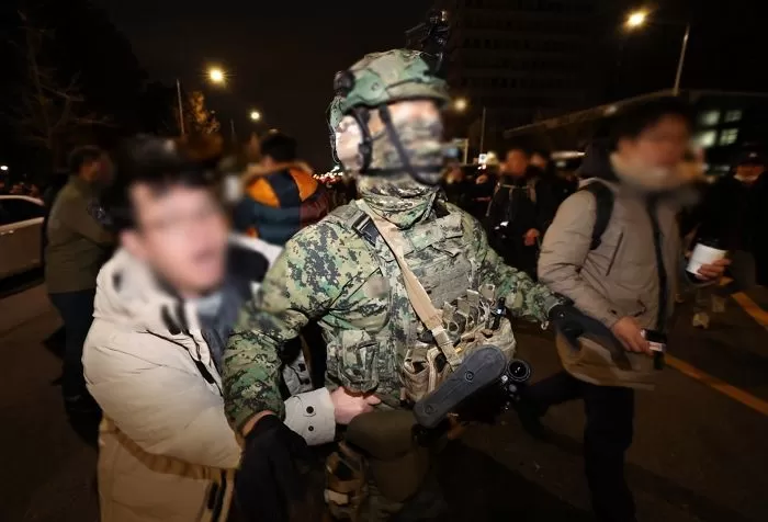 국회로 향하는 무장 계엄군을 제지하는 시민 / 뉴스1