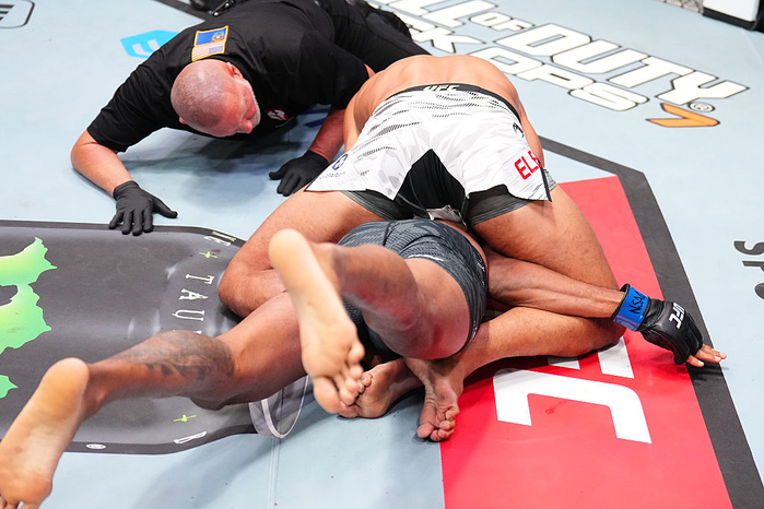 20번 탭하면서 항복의사 밝혔는데도... UFC 심판 ‘오심’으로 결국 선수 ‘실신’