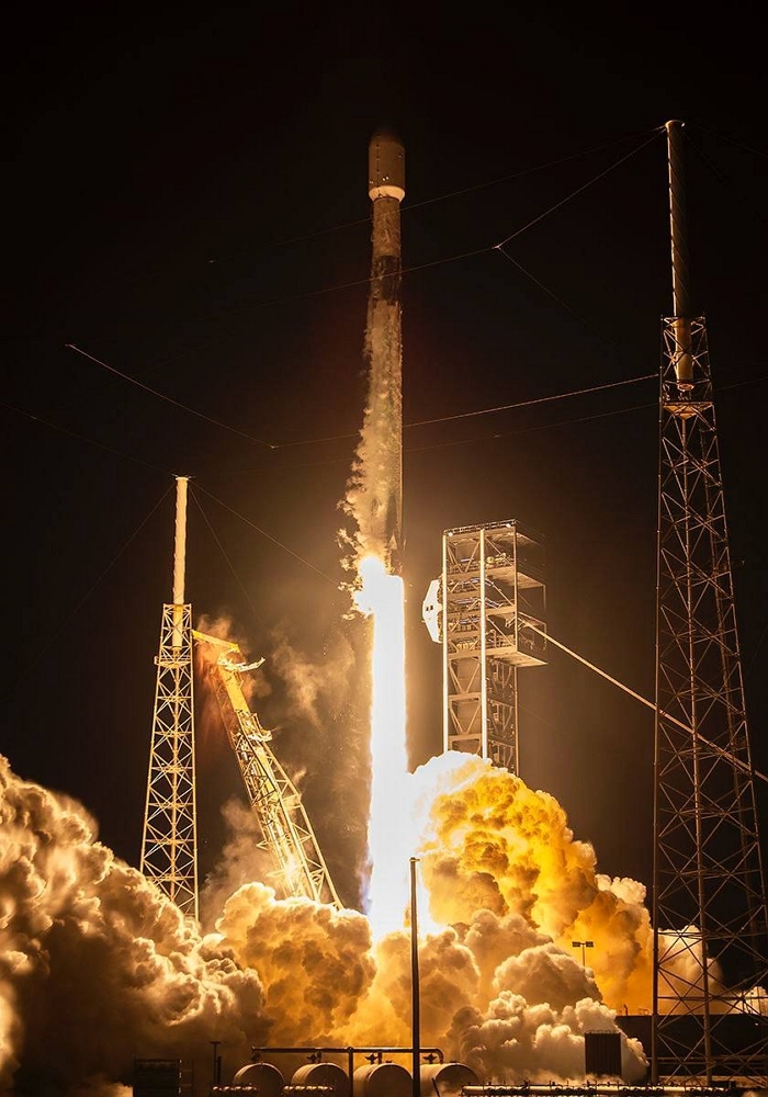 [보도자료 사진 2] 미국 현지시간 2일(한국시간 2일) 미국 플로리다주 케이프 커너베럴 우주군기지에서 대한민국 정찰위성 5호기가 실린 스페이스X사의 팰컨-9 발사체가 발사되고 있다_스페이스X 제.jpg