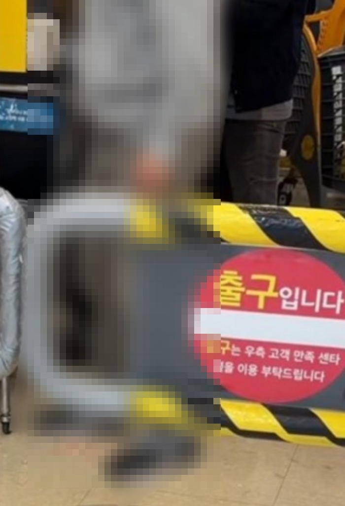 대형마트서 아이가 쏟은 과자 발로 ‘슥’ 외면… “노키즈존 해야” 논란