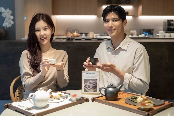 신세계백화점 본점 하우스오브신세계 디저트살롱에서 다과세트를 즐기고 있는 모습.jpg