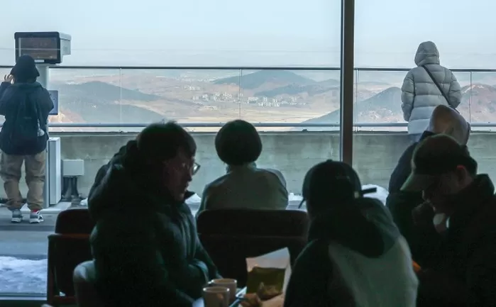 하루 6시간만 여는 스벅이 전국 핫플 2위... 하루 2000명 제한에도 관광객 급증한 ‘이곳’