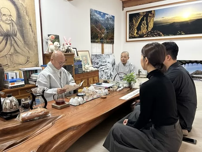 양현우, 주소연 커플의 청첩장을 살펴보는 백양사 주지 무공스님. 대한불교조계종사회복지재단 제공