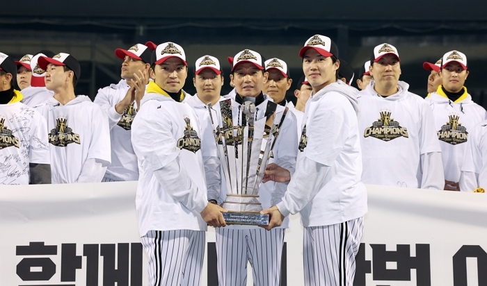 “광고까지 찢었다”... LG트윈스 ‘우승 감사’ 광고에 팬들 눈물 터진 사연