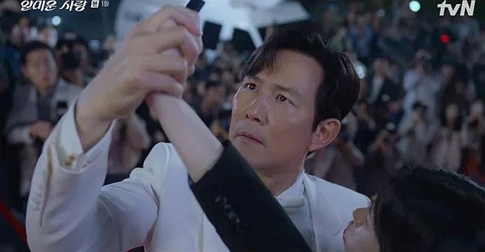 ‘얄미운 사랑’ 이정재, 레드카펫 굴러떨어져 ‘팬티 노출’ 굴욕... 첫방부터 화제성 터졌다